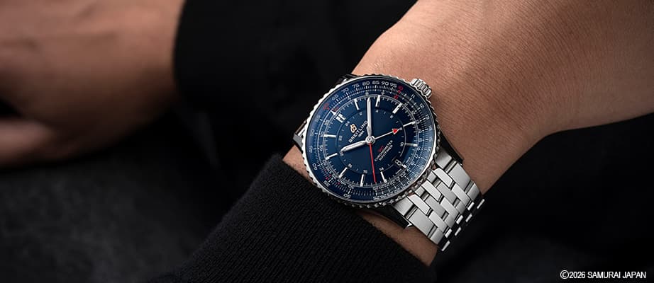 {generated} 青い文字盤と磨かれたスチールブレスレットのブレイトリング ナビタイマー オートマチック GMT 41 侍 日本限定を手首に着用