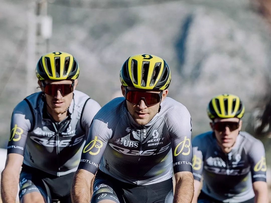 Los corredores del Q36.5 PRO CYCLING TEAM llevan maillots con el logotipo de Breitling en sus salidas.