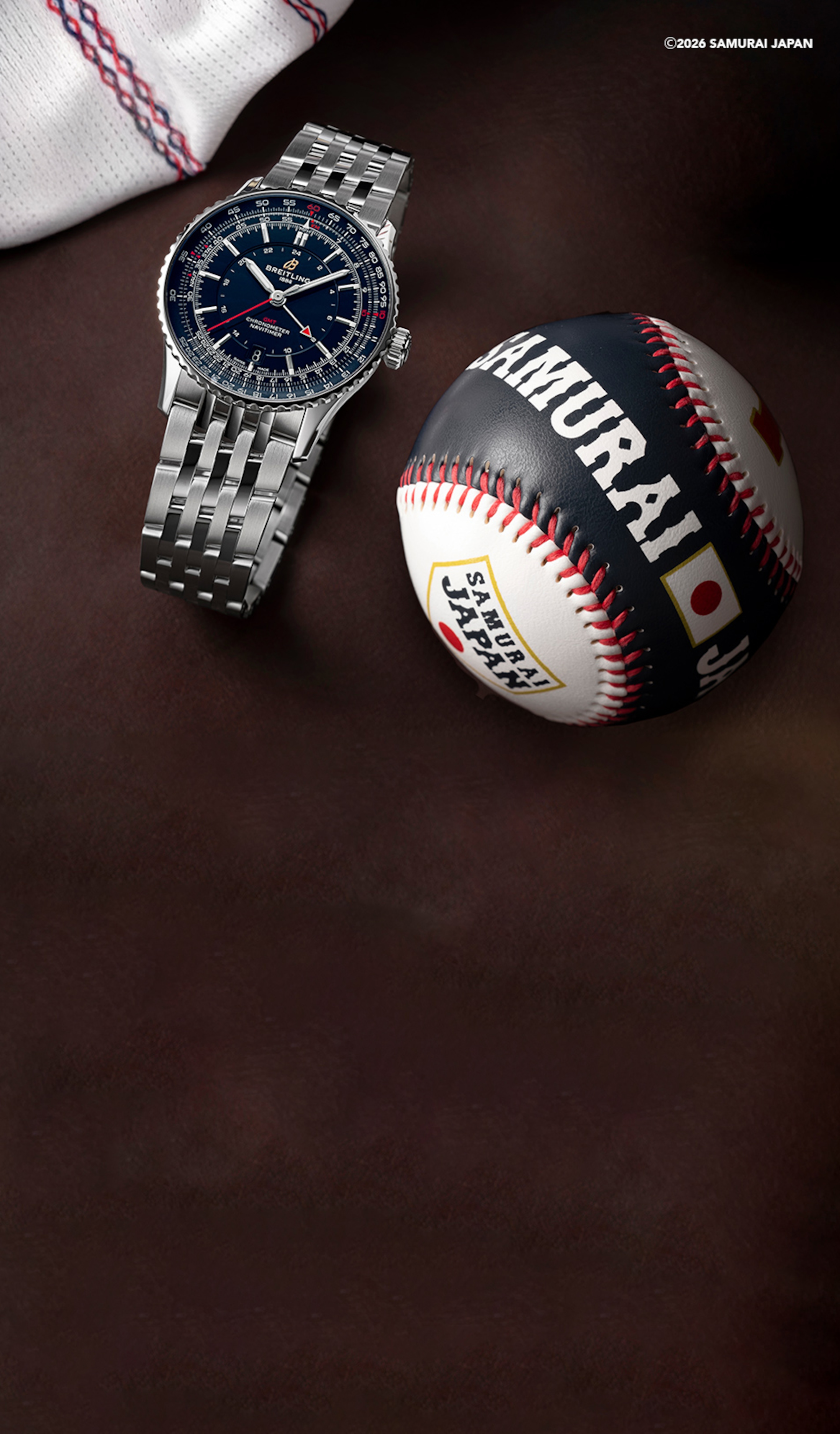 {generated} Breitling Navitimer GMT41がレザー上でユニフォームとサムライジャパンのボールと並び、その力強い個性を際立てる。