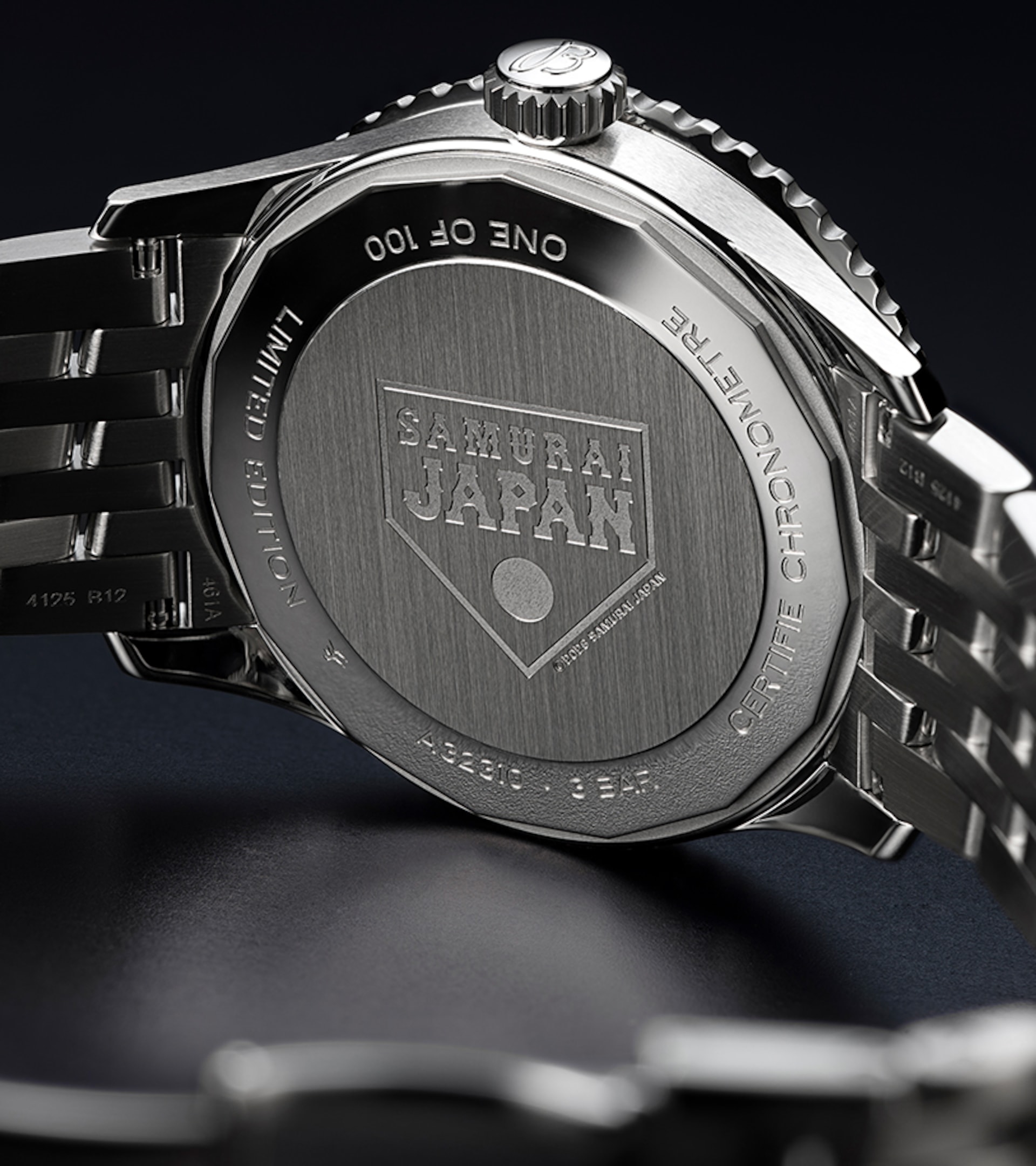 {generated} ブライスリング ナビタイマー GMT41 侍エディションの刻印入り裏蓋と磨かれたスチールブレスレットが際立つ構図