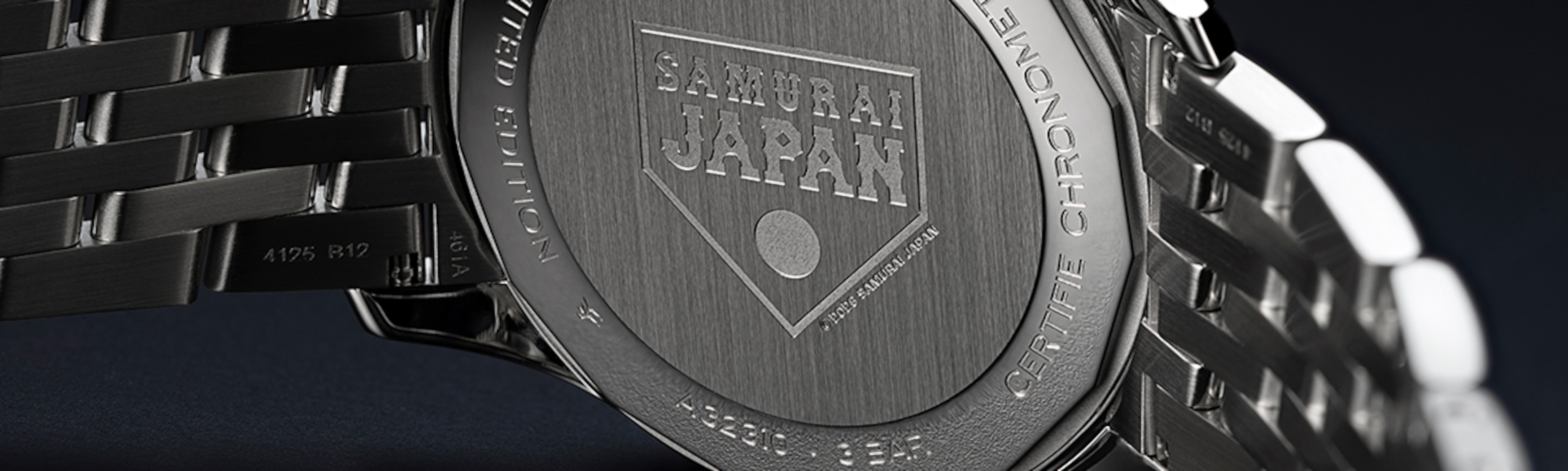 {generated} ブライスリング ナビタイマー GMT41 侍エディションの刻印入り裏蓋と磨かれたスチールブレスレットが際立つ構図