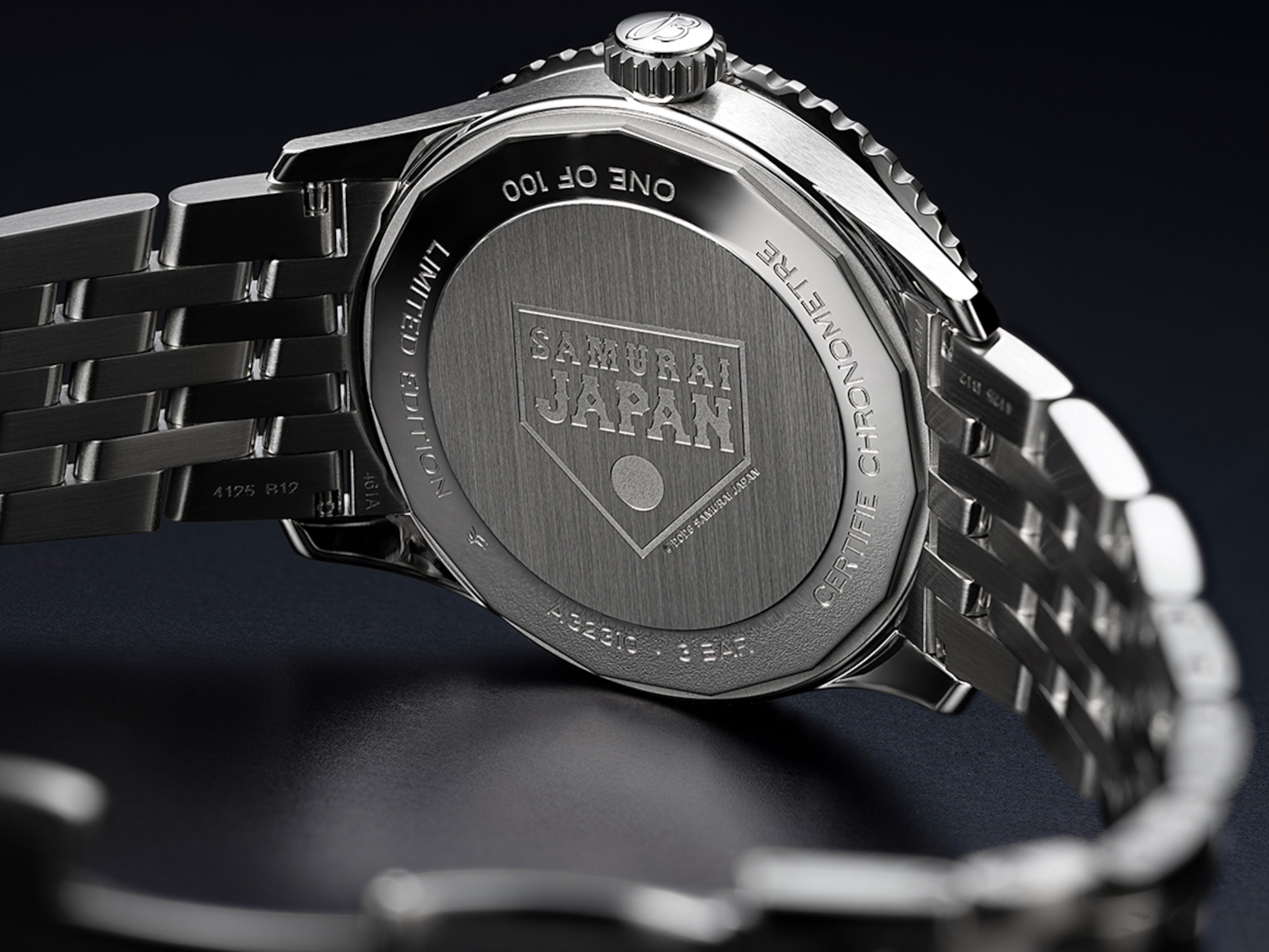 {generated} ブライスリング ナビタイマー GMT41 侍エディションの刻印入り裏蓋と磨かれたスチールブレスレットが際立つ構図