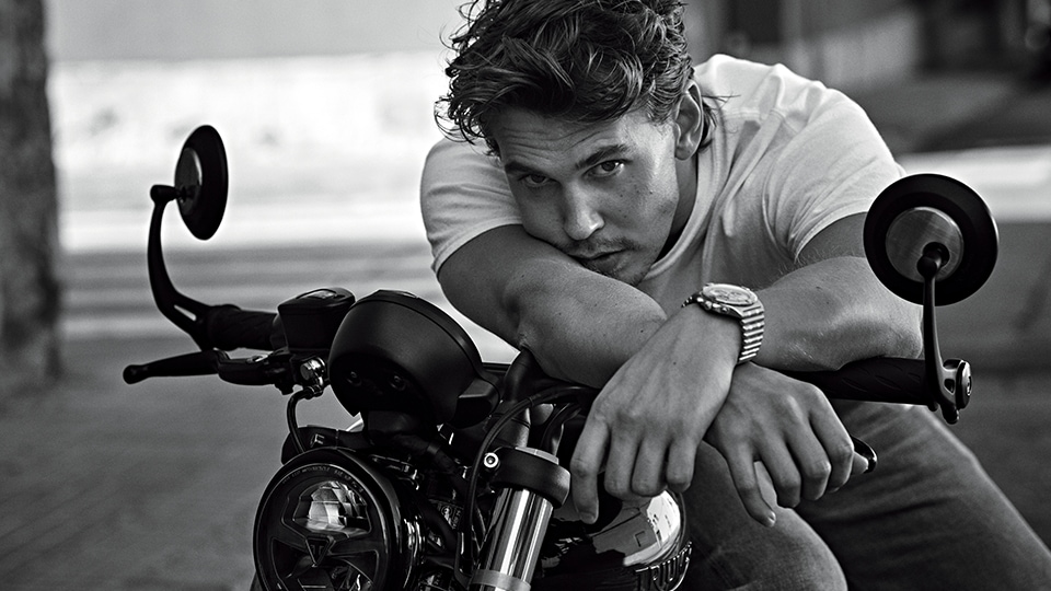 CHRONOMAT 2024 08 07 MATTHEW BROOKES AUSTIN BUTLER BREIETLING SHOT 06 0459-2-BW CMYK