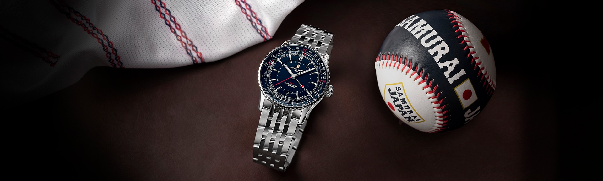 {generated} Breitling Navitimer GMT41 Samuraiが暗い面に置かれ、ユニフォームとテーマ野球ボールがスポーティな雰囲気を演出