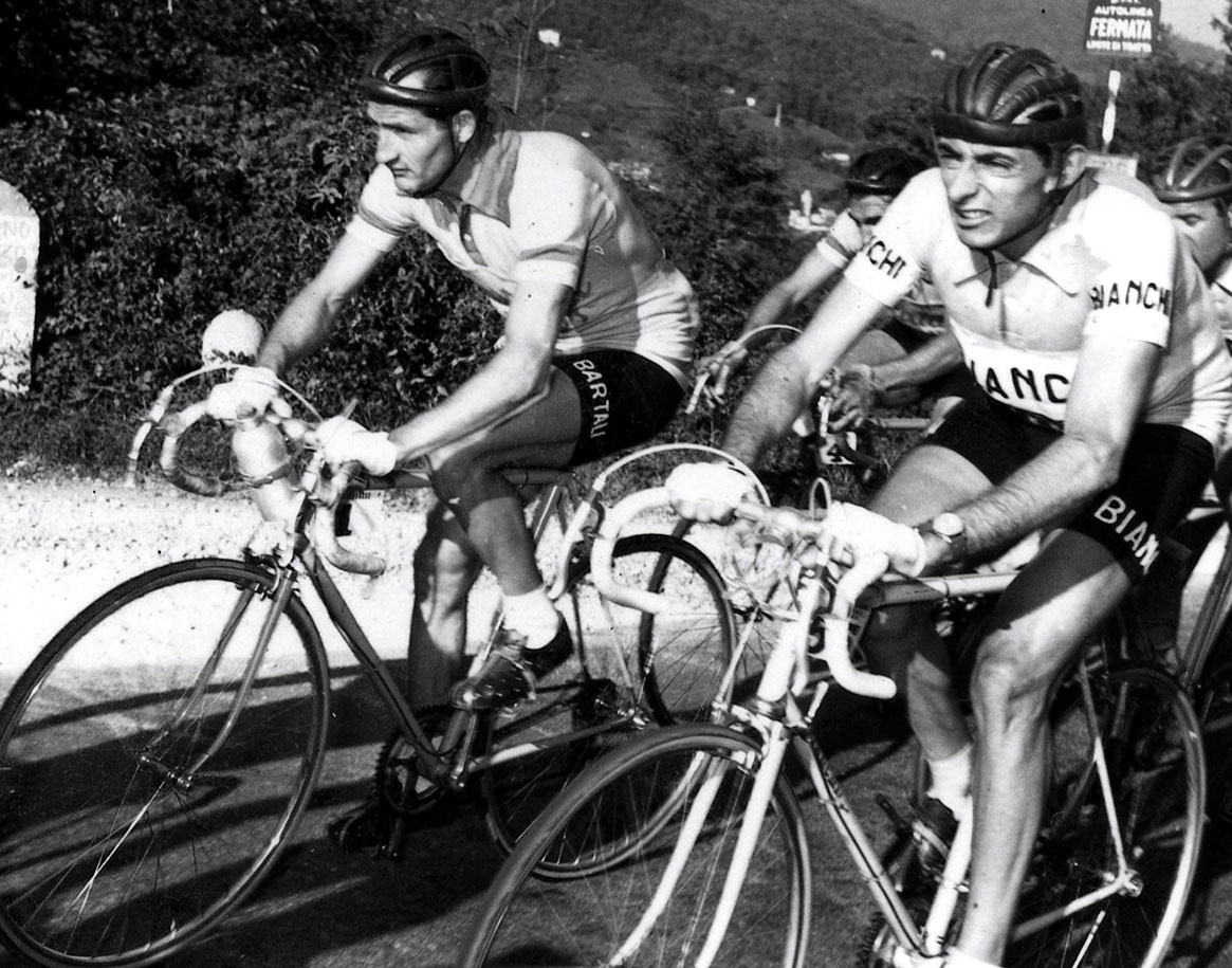 {generated} 白黒の歴史的な自転車レースが農道で展開され、精密な計時で知られるBreitlingの伝統を想起させる構図。