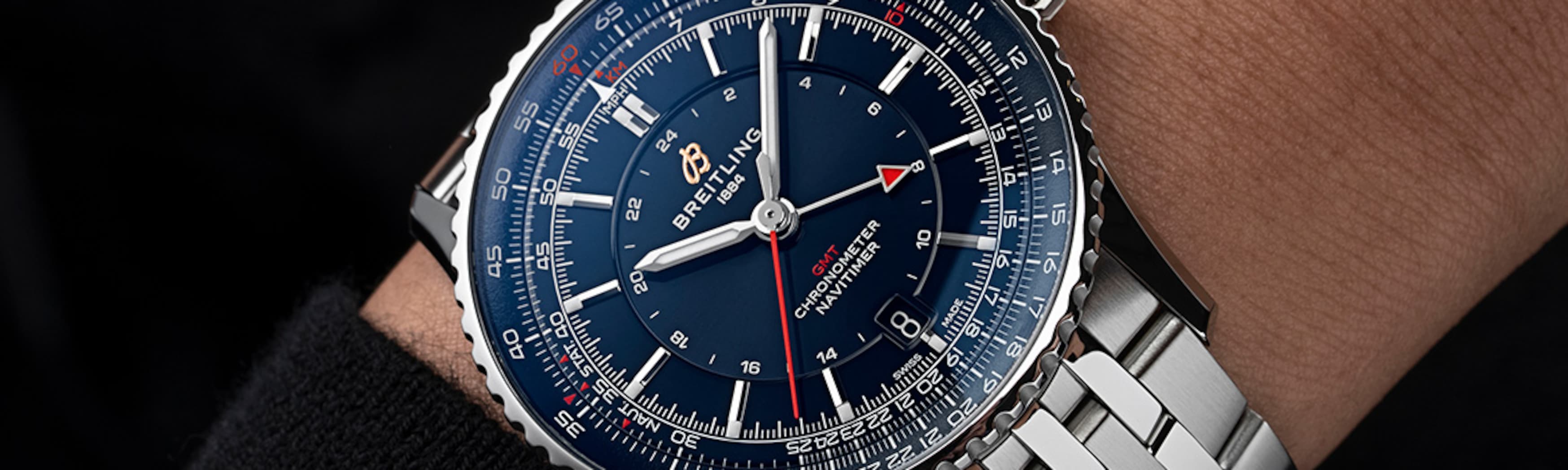 {generated} 腕元のBreitling Navitimer GMT41 Samuraiが青い文字盤と赤いGMT針、ステンレススチールブレスを際立たせる構図。