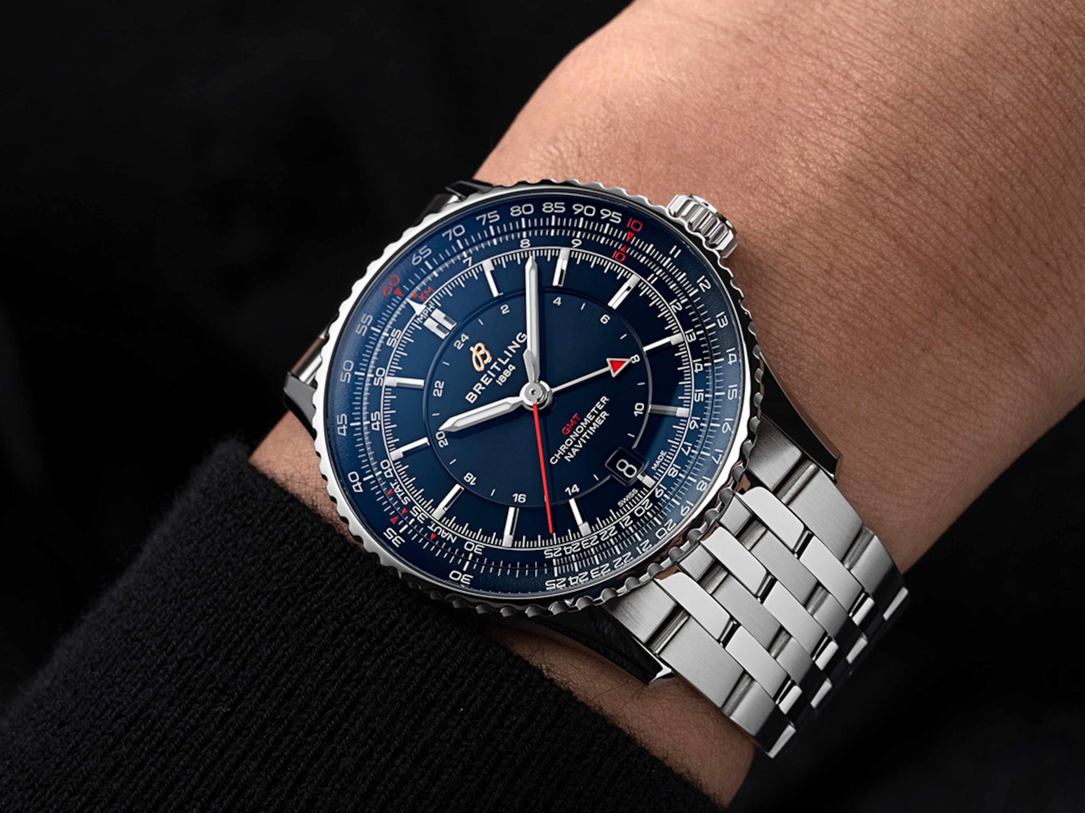 {generated} 腕元のBreitling Navitimer GMT41 Samuraiが青い文字盤と赤いGMT針、ステンレススチールブレスを際立たせる構図。
