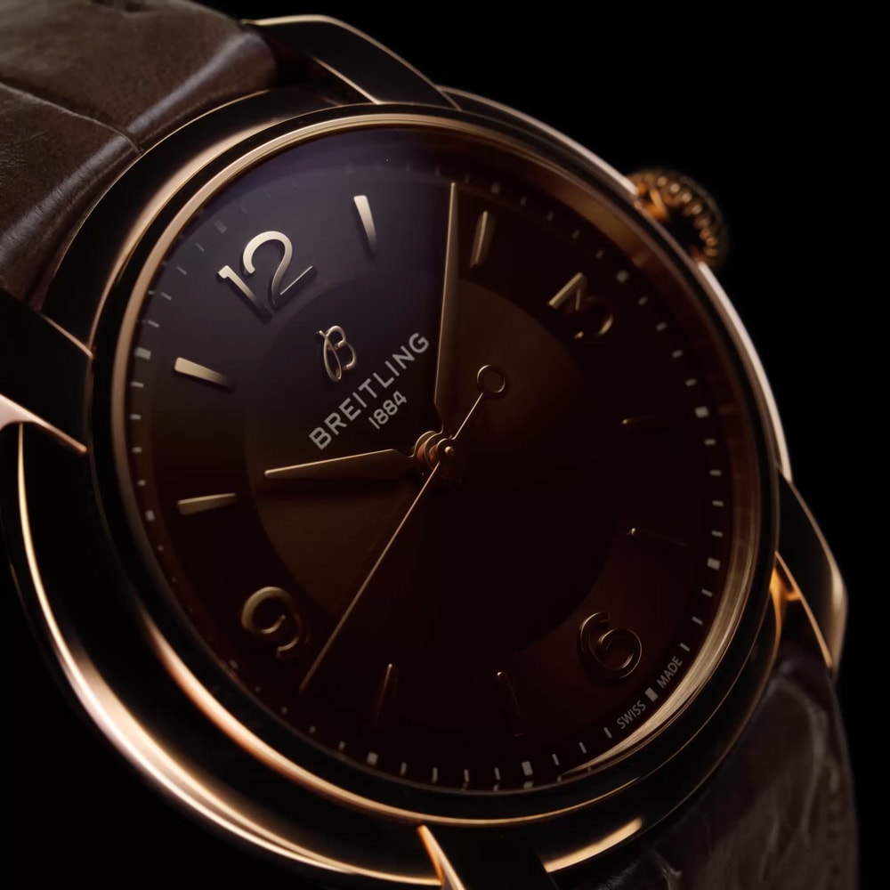 {generated} 近距呈现棕色Breitling Lady Premier R10310121Q1P1,抛光表盘与金色细节在皮质表带衬托下更显优雅