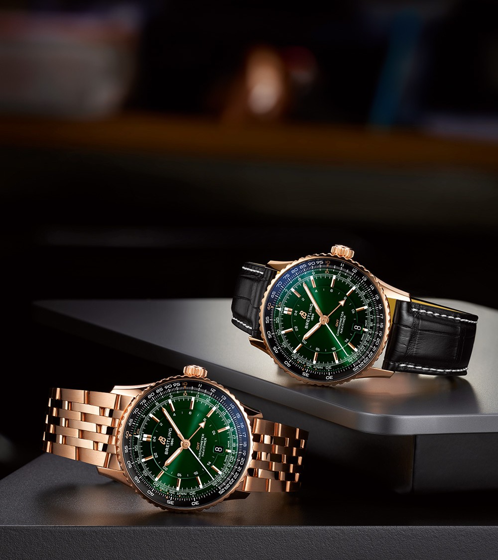 {generated} 兩款金色Breitling Navitimer綠色錶盤腕錶，以金屬與皮革錶帶呈現，陳列在深色表面上。