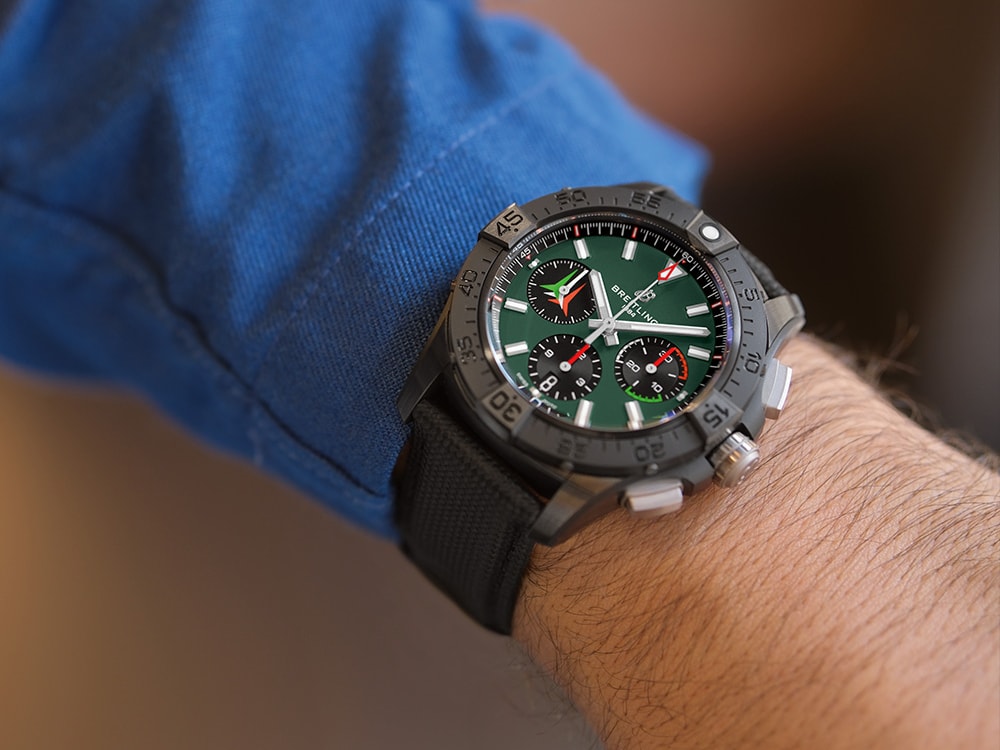 {generated} 緑の文字盤と黒いストラップのBreitling Avenger Frecce Tricoloriが刺繍入り航空パッチのそばに置かれている