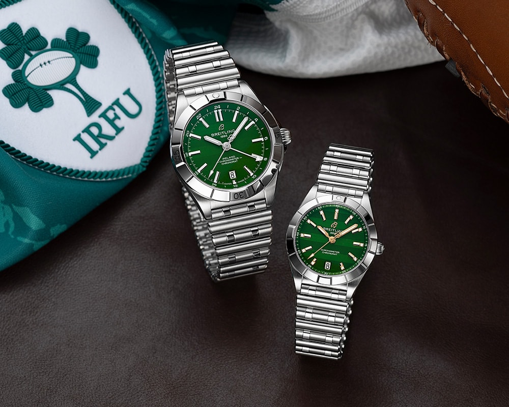 {generated} 兩款綠色錶盤的Breitling Chronomat置於IRFU橄欖球裝備旁，突顯六國賽中的愛爾蘭主題。