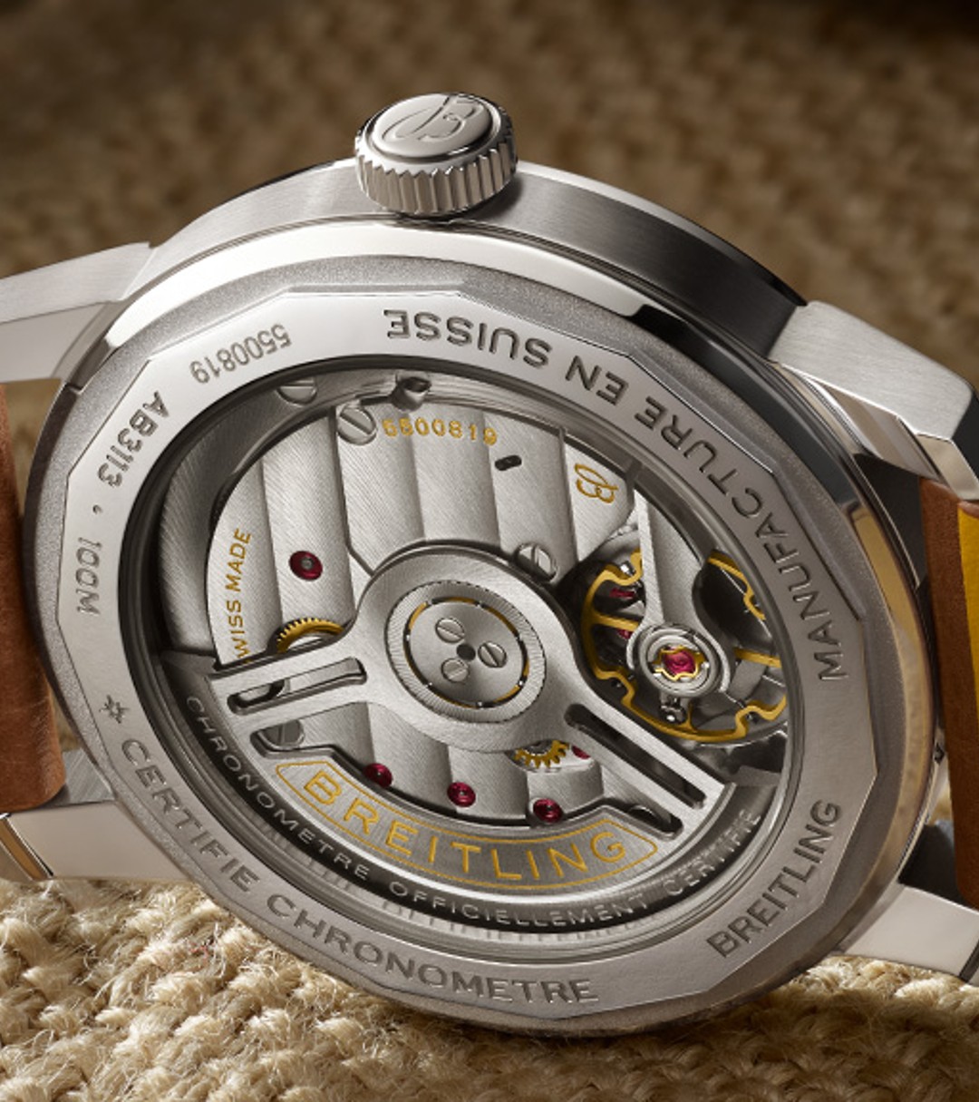 {generated} Breitling Caliber B31由背面展示機械機芯結構，同時呈現皮革錶帶細節。