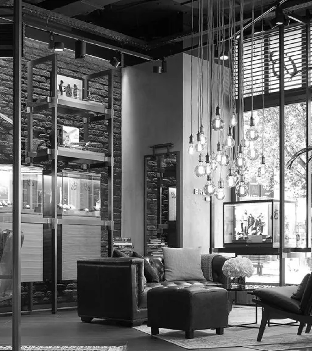 {generated} Elegante interior de boutique Breitling con vitrinas de cristal que exhiben colecciones de relojes y asientos refinados junto a amplias ventanas.