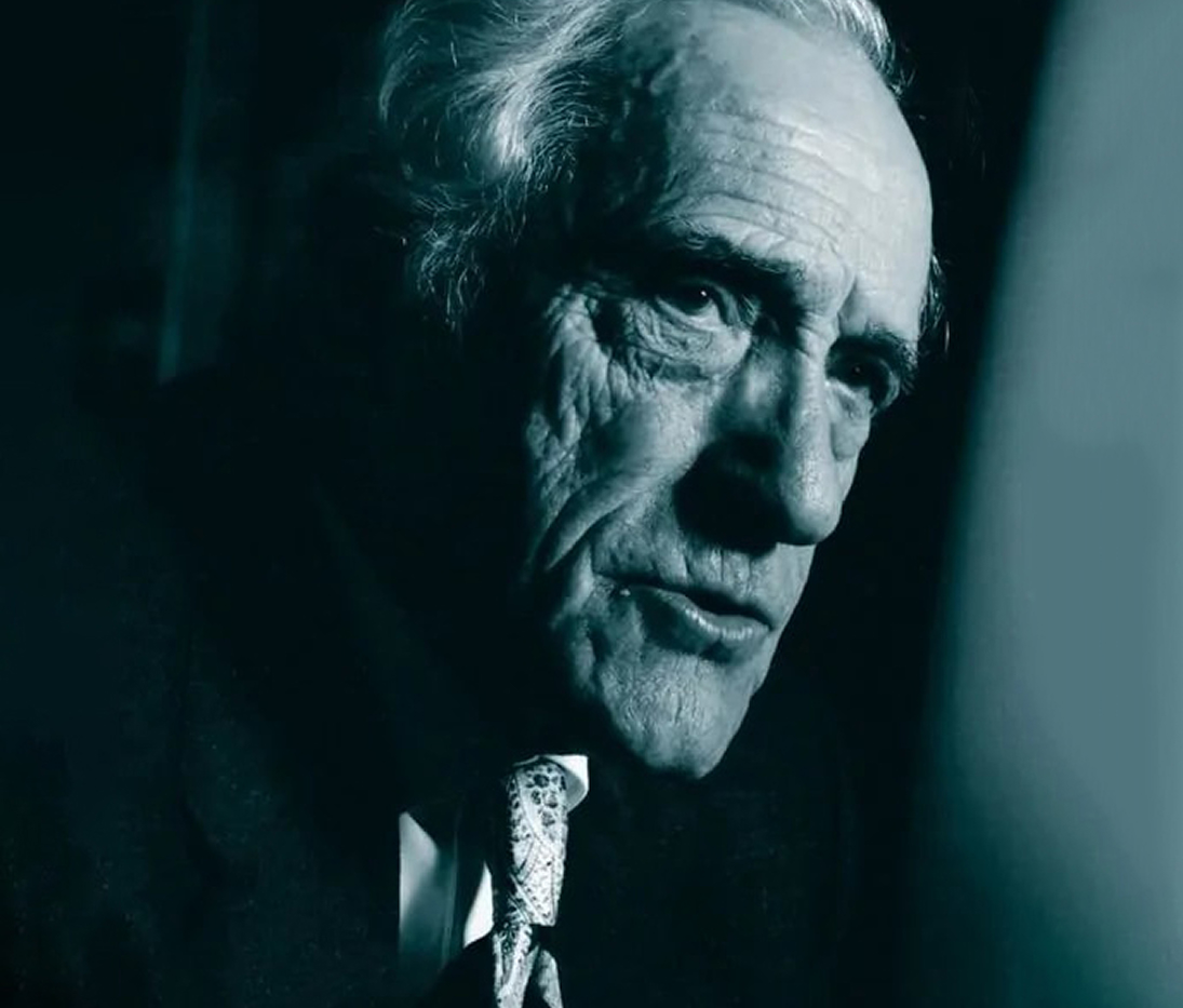 {generated} 身著深色西裝與圖案領帶的高齡人物在濃烈光影中呈現，散發出1979年代的氛圍感。