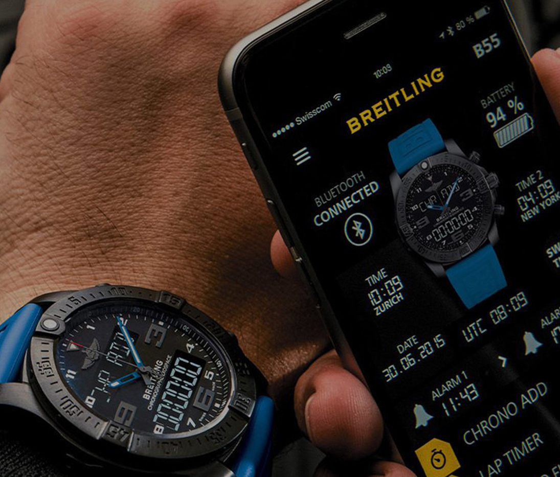 {generated} Breitling B55 al polso con uno smartphone che mostra l’interfaccia connessa Breitling e funzioni sincronizzate