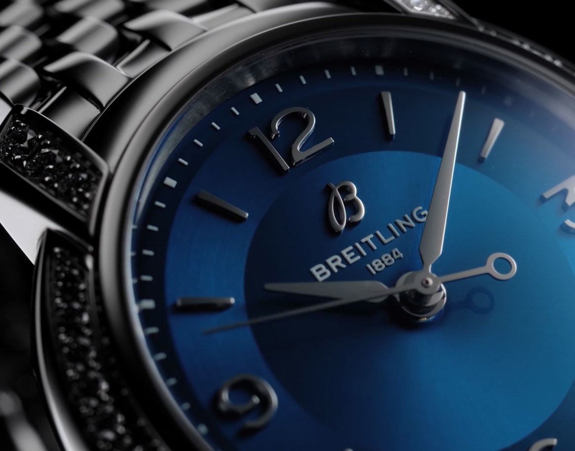 {generated} Breitling Lady Premier特写,呈现蓝色表盘、抛光刻度与金属表链的精致细节