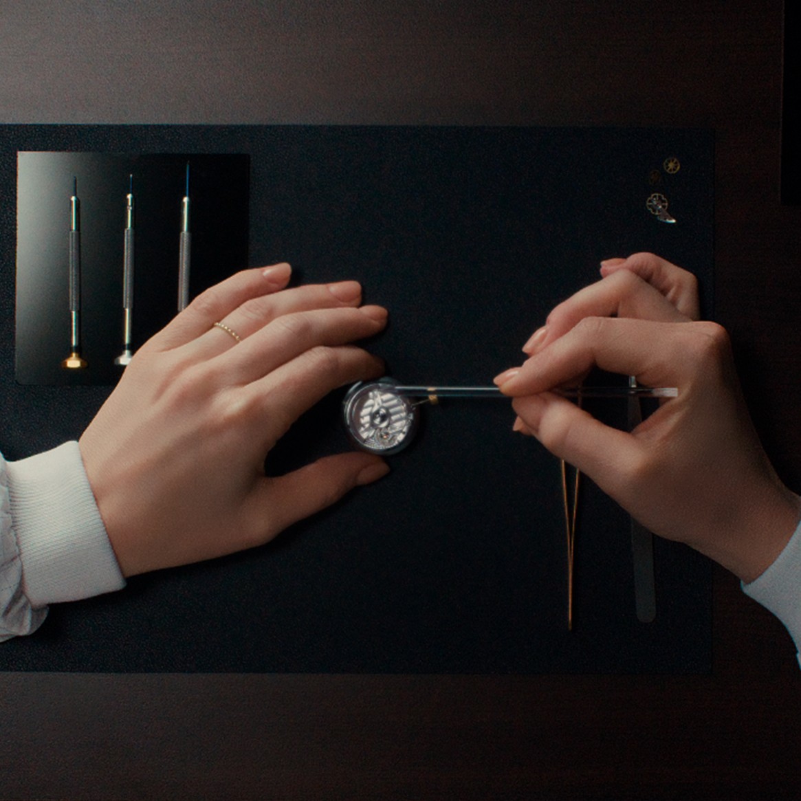 {generated} 雙手在深色工作台上以精密工具組裝Breitling Caliber B31機芯，呈現細緻且卓越的製錶工藝