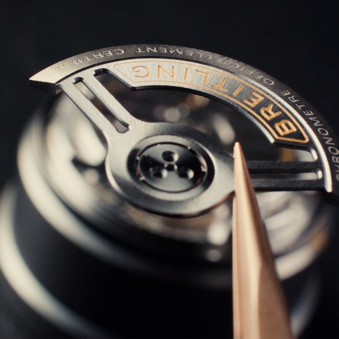 {generated} 精密鑷子夾持Breitling Caliber B31擺陀，呈現機芯細緻的金屬質感與工藝。