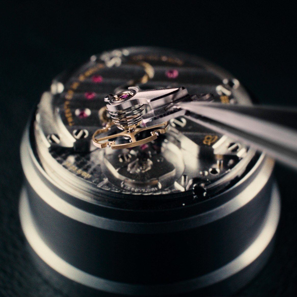 {generated} Breitling B31 機芯特寫，精密工具在拋光機構上調整其複雜組件。