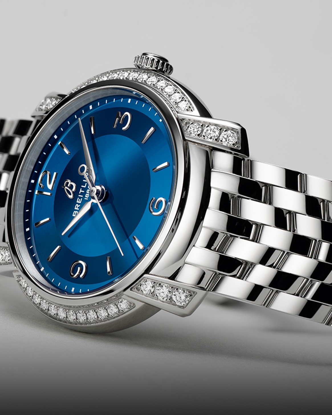 {generated} ブルー文字盤とダイヤ付きベゼルを備えたBreitling Lady Premier女性用時計をブレスレットまで鮮明に表示