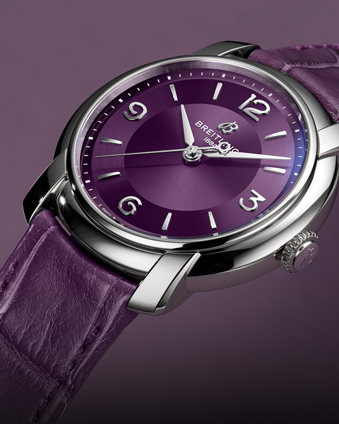 {generated} パープルのダイヤルと同色レザーストラップを備えるBreitling Lady Premierを、磨き上げたスチールケースの質感とともに丁寧に表現。
