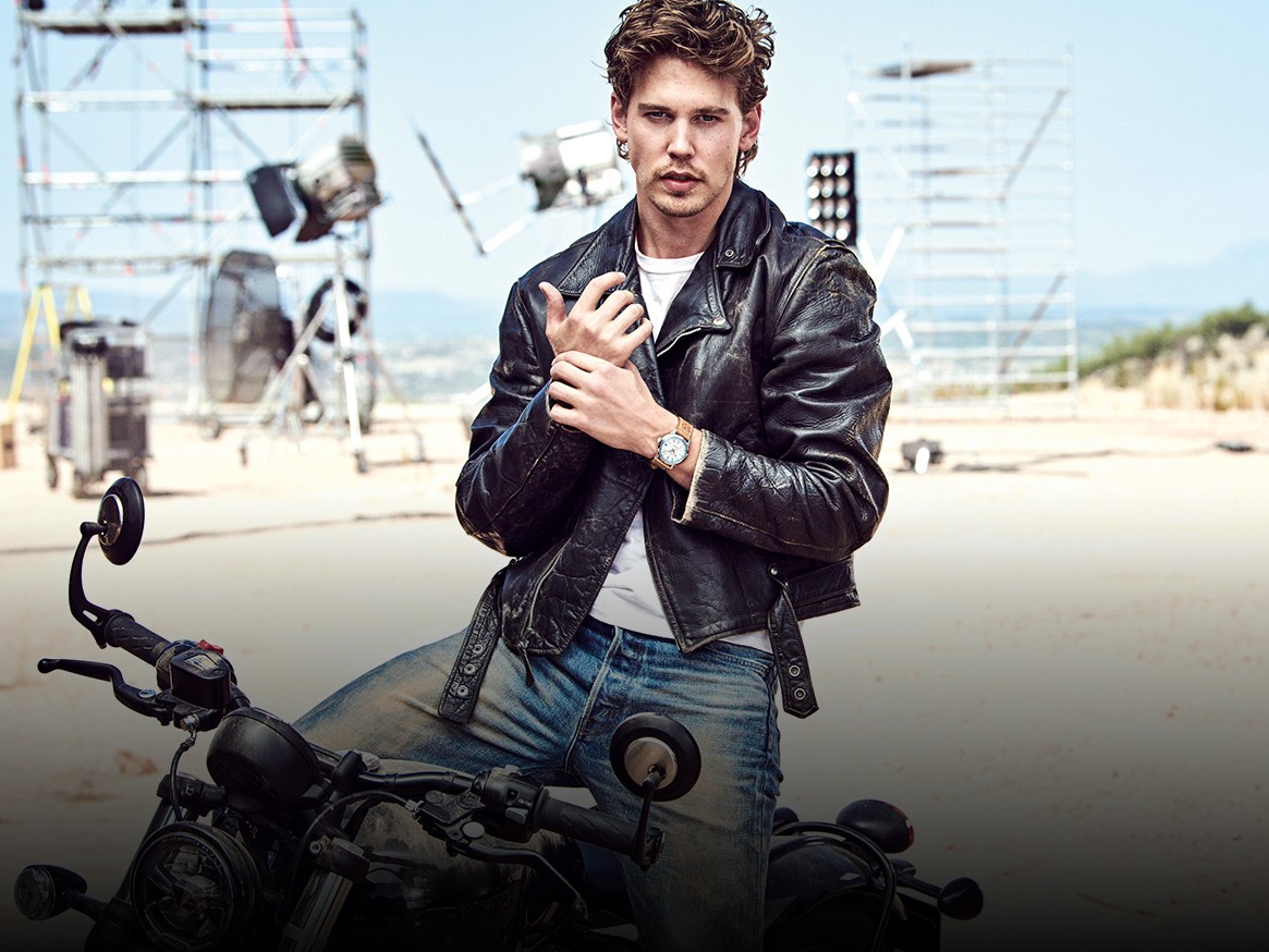 Fußballspieler Erling Haaland posiert mit einer Breitling Uhr im Stadion.