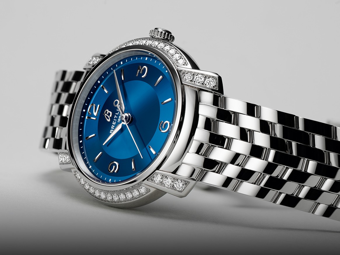 {generated} ブルー文字盤とダイヤ付きベゼルを備えたBreitling Lady Premier女性用時計をブレスレットまで鮮明に表示