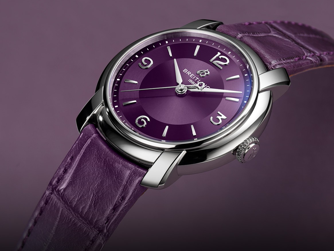 {generated} パープルのダイヤルと同色レザーストラップを備えるBreitling Lady Premierを、磨き上げたスチールケースの質感とともに丁寧に表現。