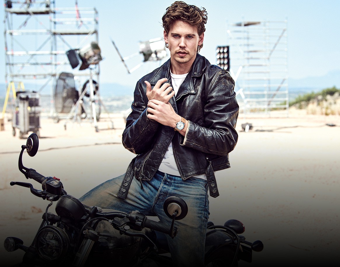 Fußball-Profi Erling Haaland posiert mit einer Breitling Uhr im Stadion.