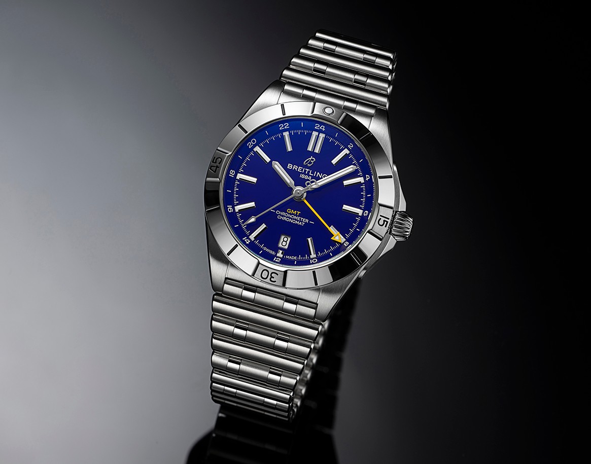 {generated} 採深藍錶盤與黃色細節的Breitling Chronomat GMT，在鋼製錶鏈上展現洛杉磯公羊隊的色彩靈感