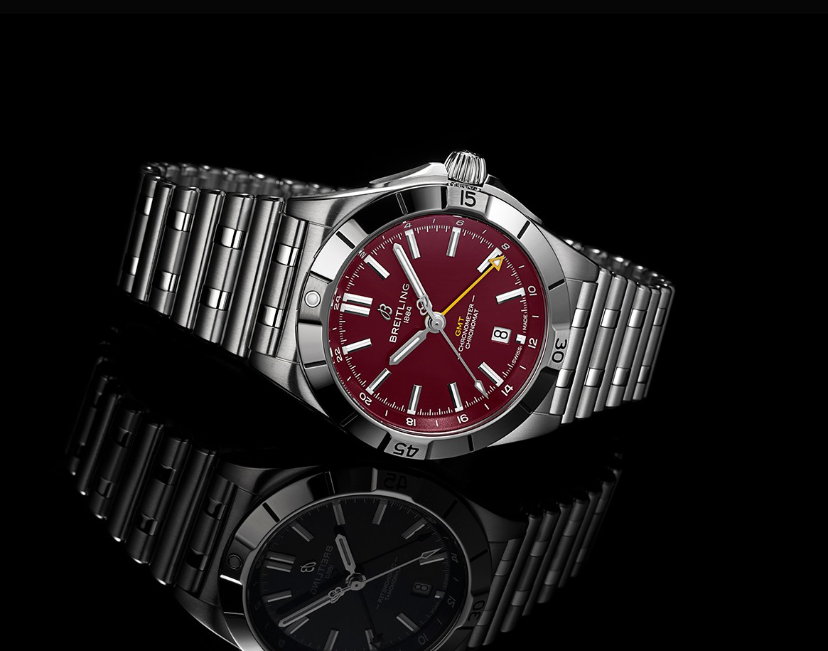 {generated} Breitling Chronomat GMT com mostrador borgonha inspirado nos Commanders e bracelete de aço sobre um fundo escuro elegante