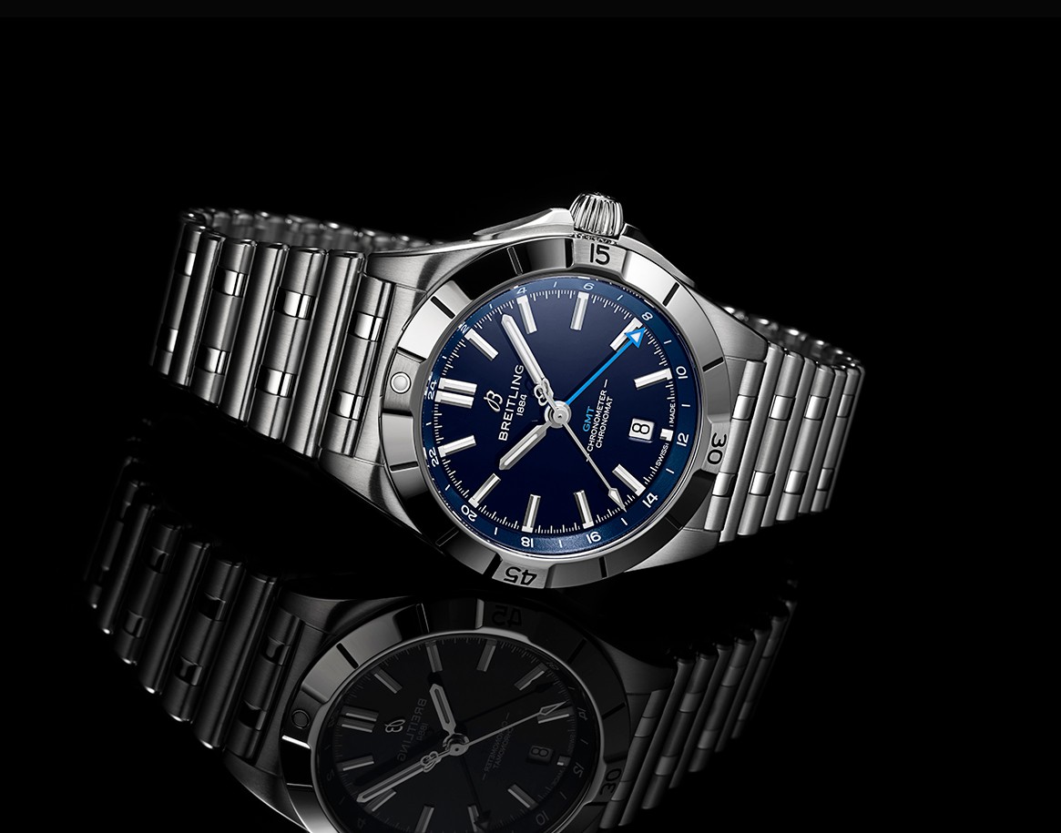 {generated} Breitling Chronomat com mostrador azul e bracelete em aço exibido em estúdio escuro evocando as cores do Tennessee Titans