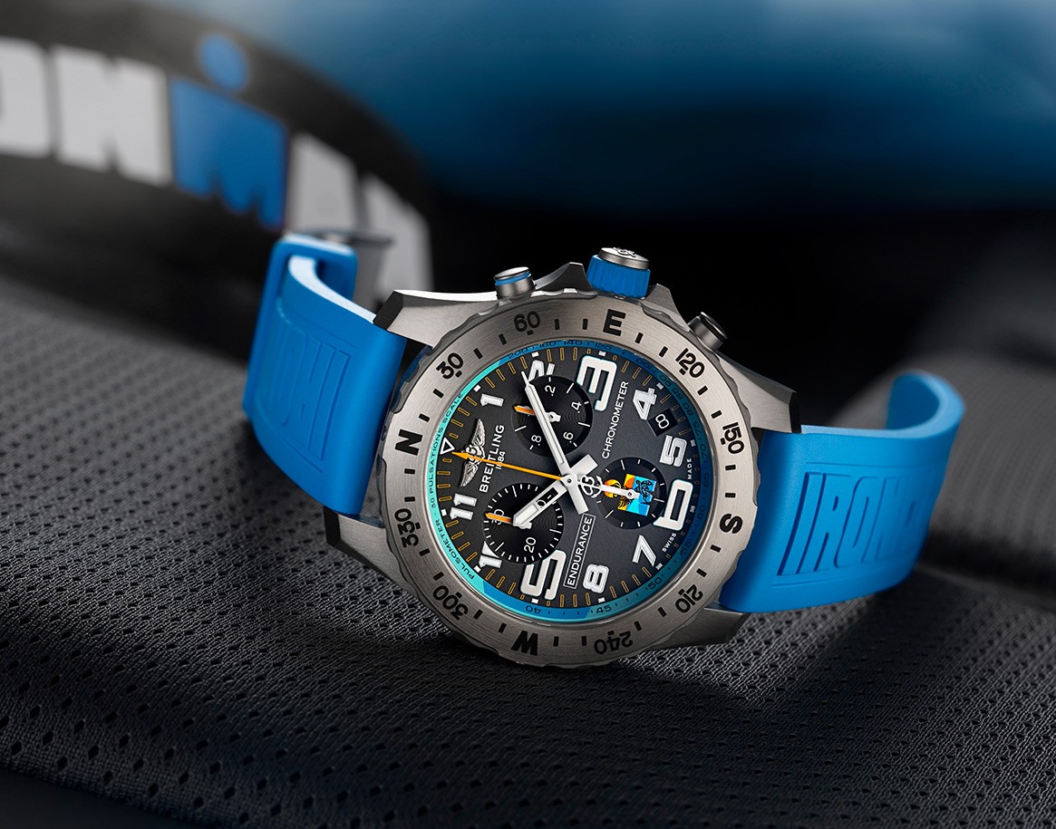 {generated} Montre Breitling Endurance Pro 44 IRONMAN à bracelet bleu dans un décor sportif mettant en valeur son style chronographe