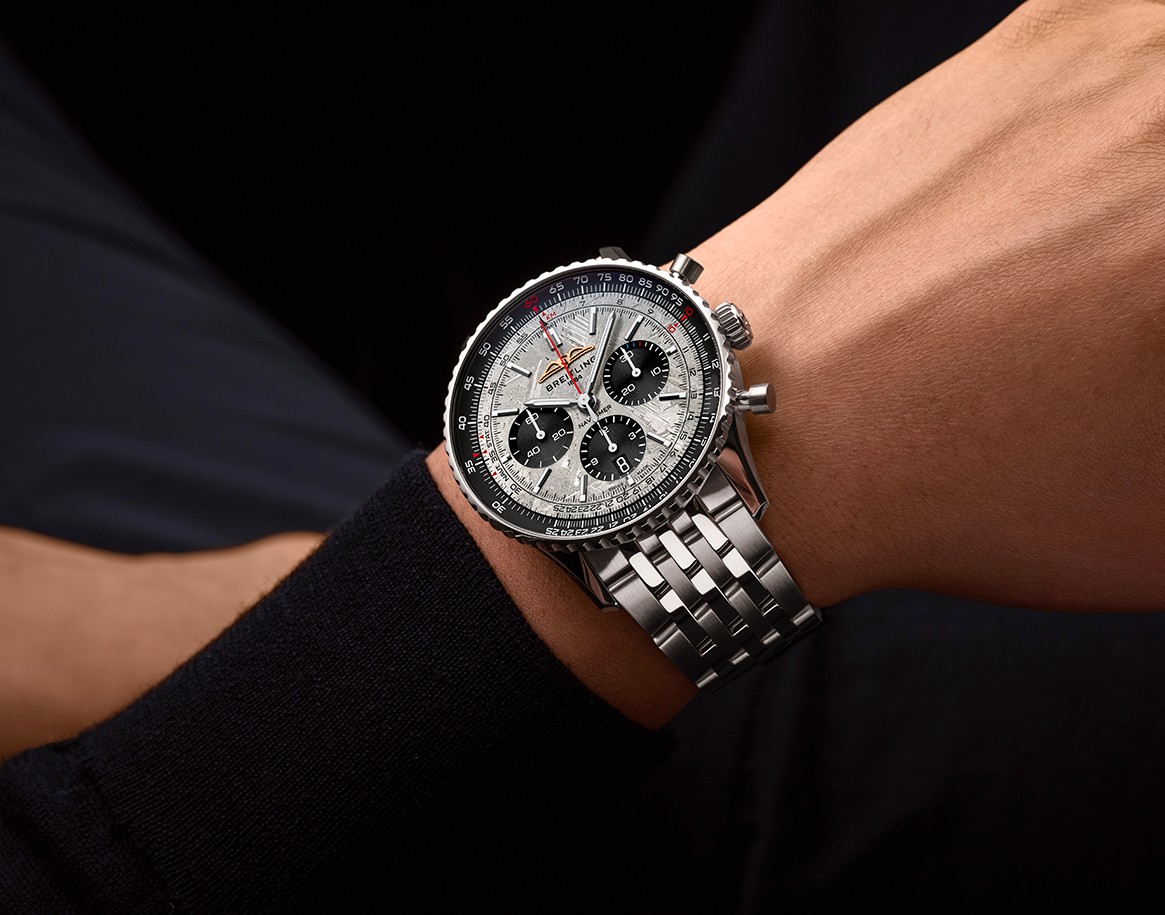 Watch page - Navitimer B01 Chronograph 43 Ultraman - Intro - JP