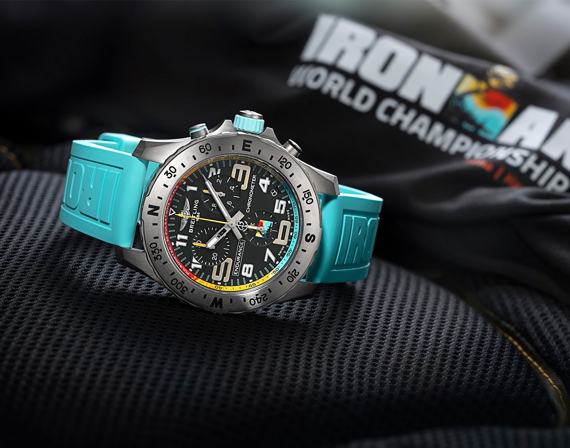 {generated} Breitling Endurance Pro 44 IRONMAN World Championship avec bracelet turquoise sur équipement Kona