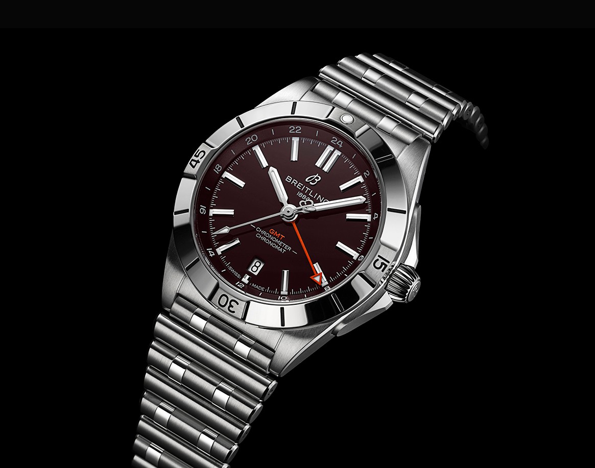 {generated} Breitling Chronomat GMT с коричневым циферблатом в стиле Cleveland Browns и стальным браслетом на тёмном фоне