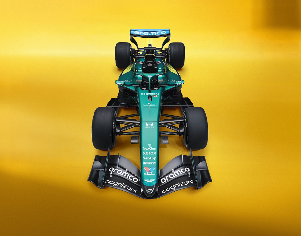 {generated} Breitling與Aston Martin合作的Navitimer置於亮黃色背景 搭配黑色運動風錶帶