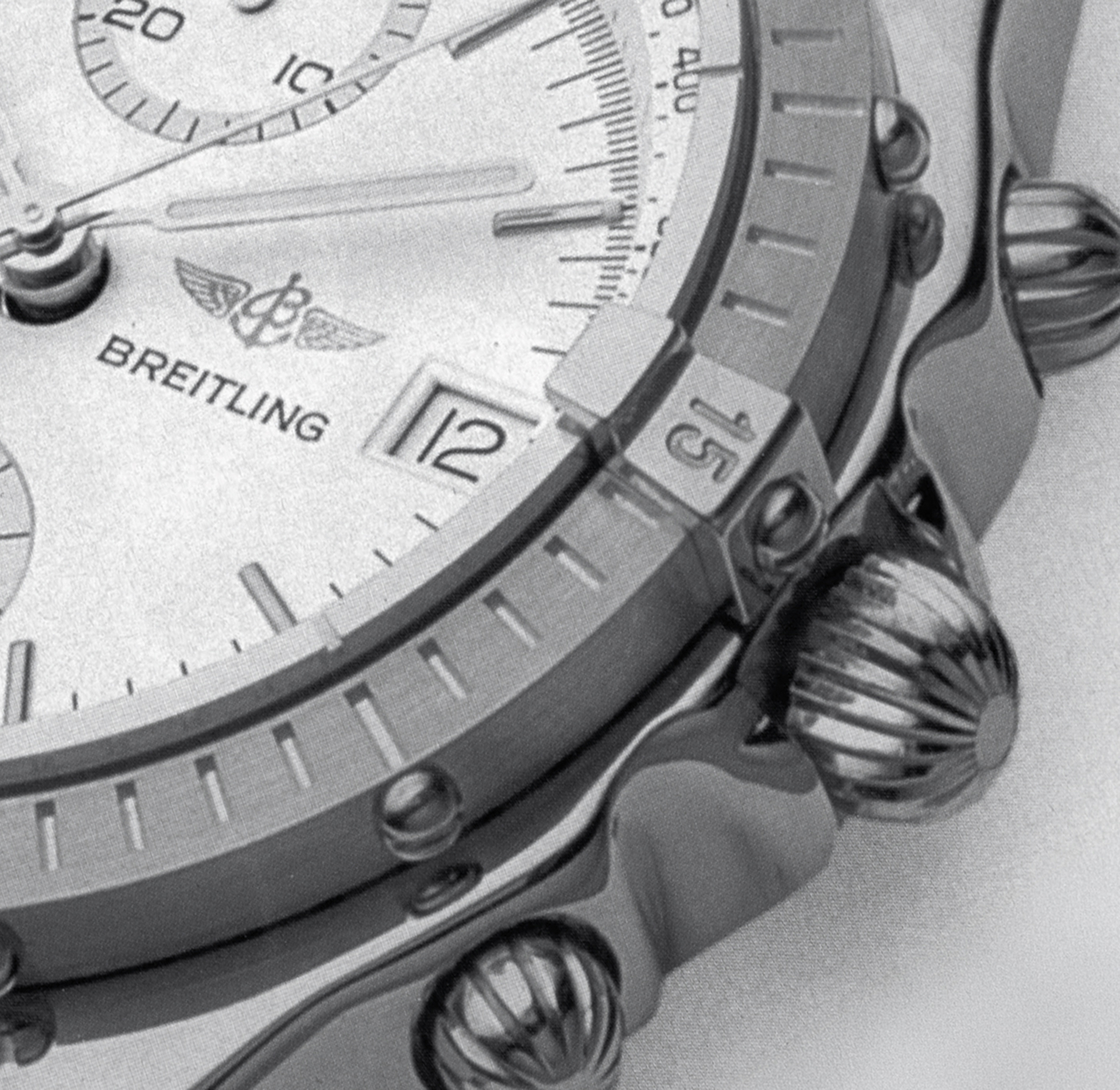 {generated} Breitlingのクロノマットを捉えた接写で、磨かれたベゼルや文字盤の細部、日付表示、特徴的なリューズが際立つ。