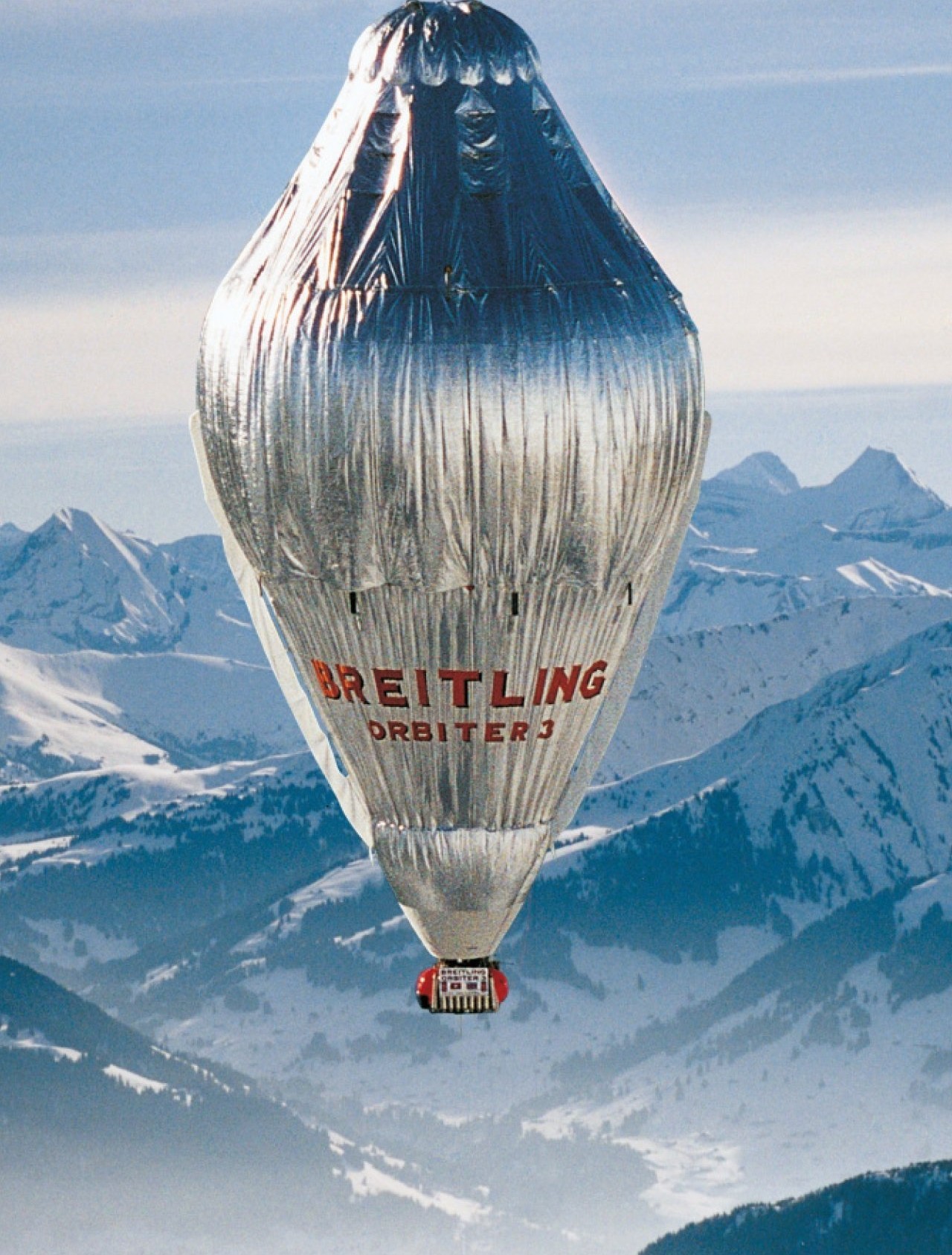 {generated} 银色Breitling Orbiter 3气球飞越雪山峰顶,展现Breitling一贯的航空探索精神