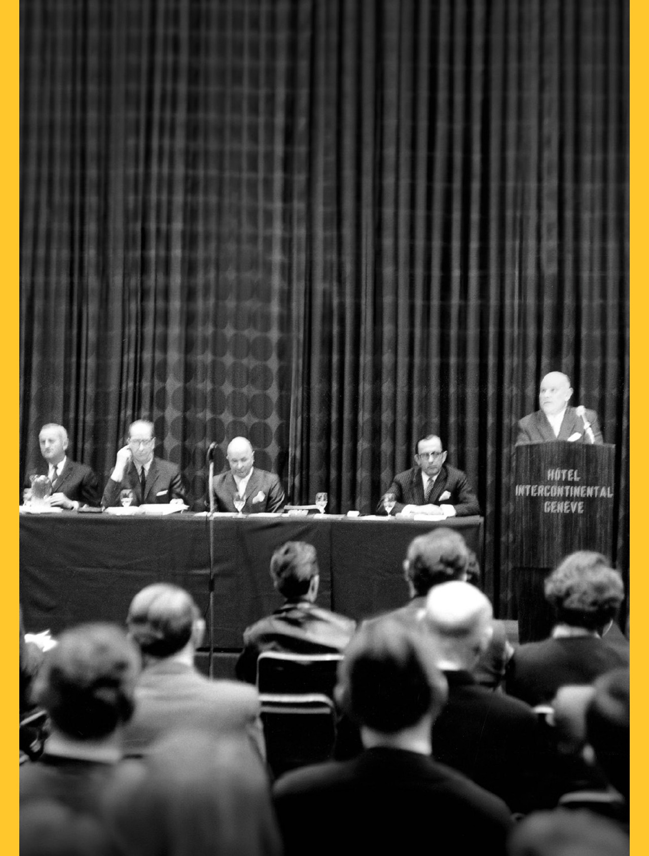 {generated} 日內瓦的正式論壇正向觀眾發表演說，呈現支撐Breitling Project 99發展脈絡的歷史背景。