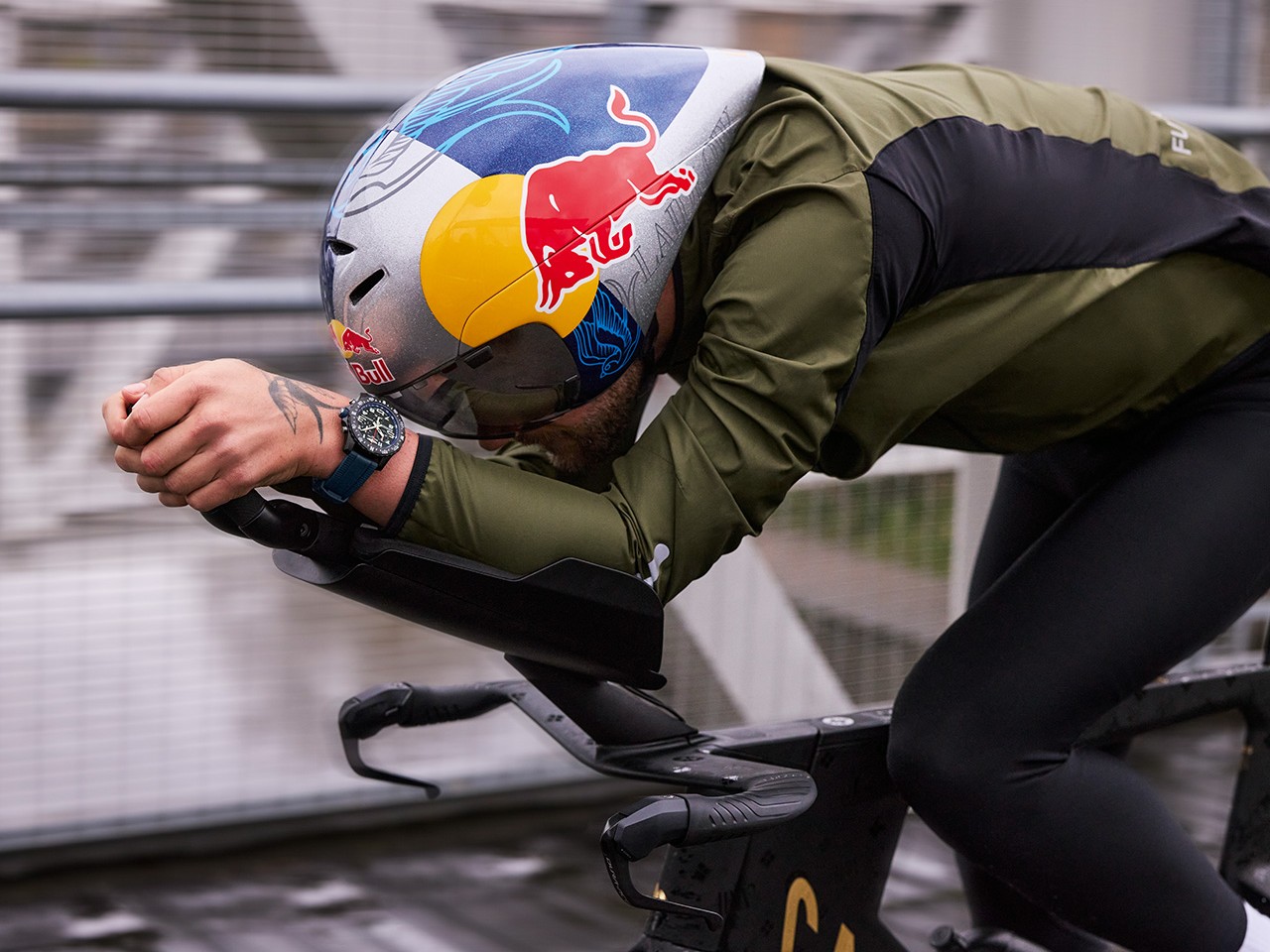 {generated} Un ciclista in posizione aerodinamica con casco colorato e orologio Breitling esprime un’intensa prestazione professionale