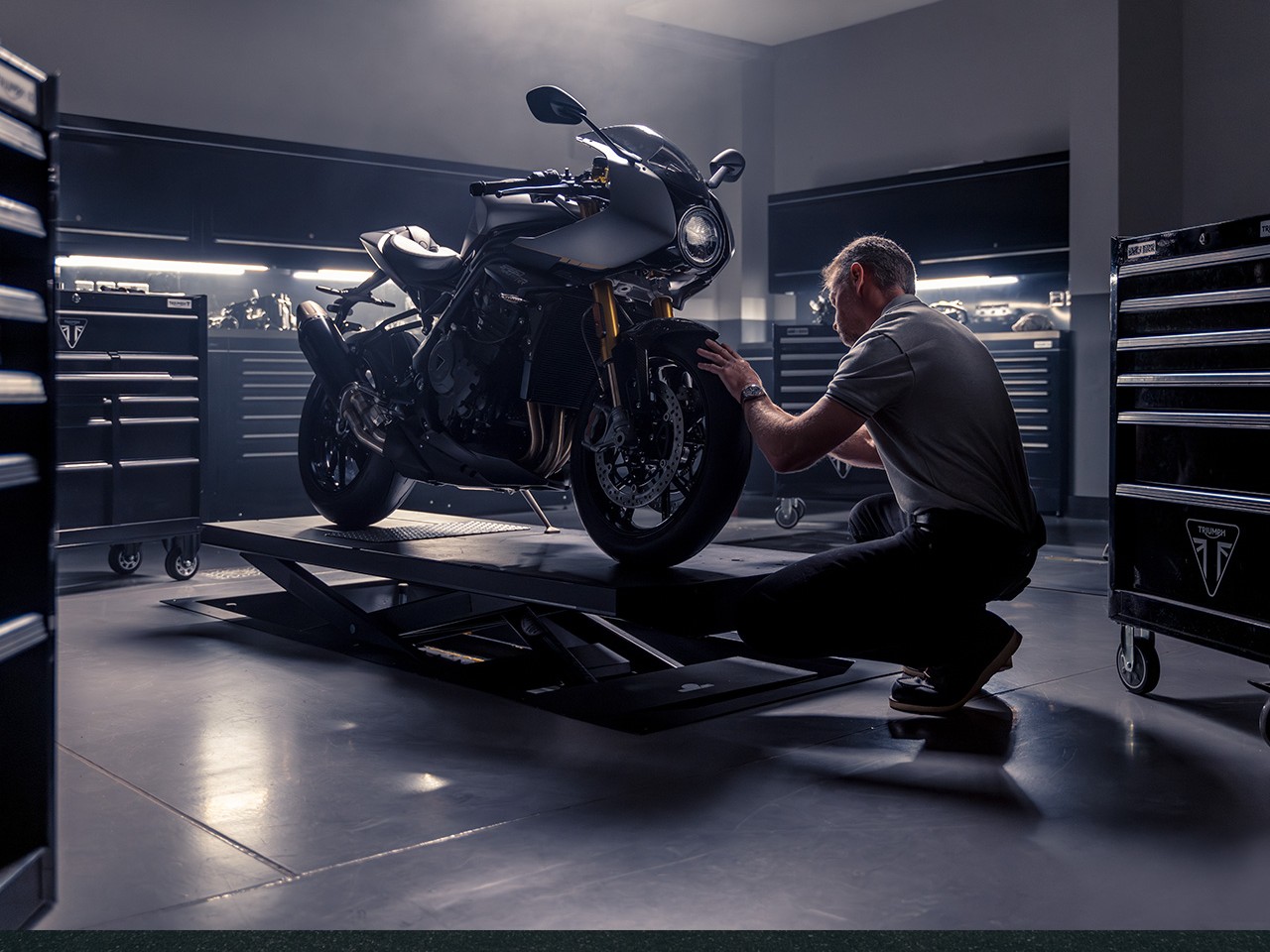 {generated} Meccanico che ispeziona una moto in un’officina raffinata, richiamando lo stile terrestre e la performance Breitling