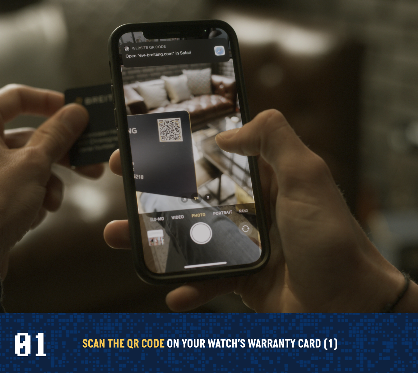 {generated} 手元でスマートフォンを使いBreitling時計の保証カード上のQRコードを読み取り、デジタル登録手順を示している。