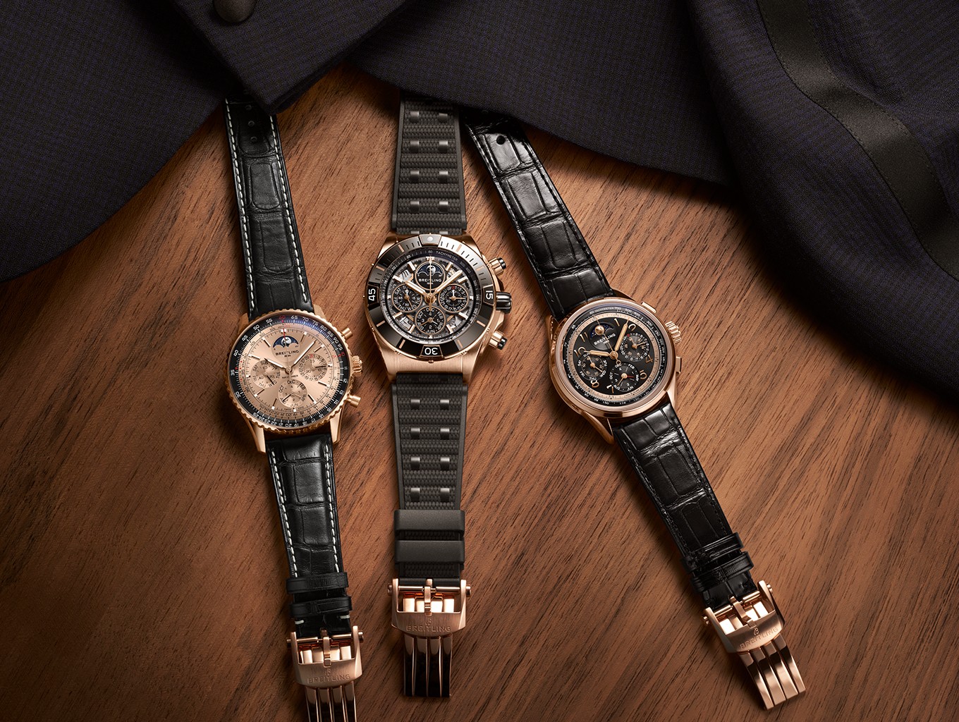 {generated} 三款百年靈限量腕錶陳列於木面上，搭配金色細節與深色錶帶，展現優雅格調