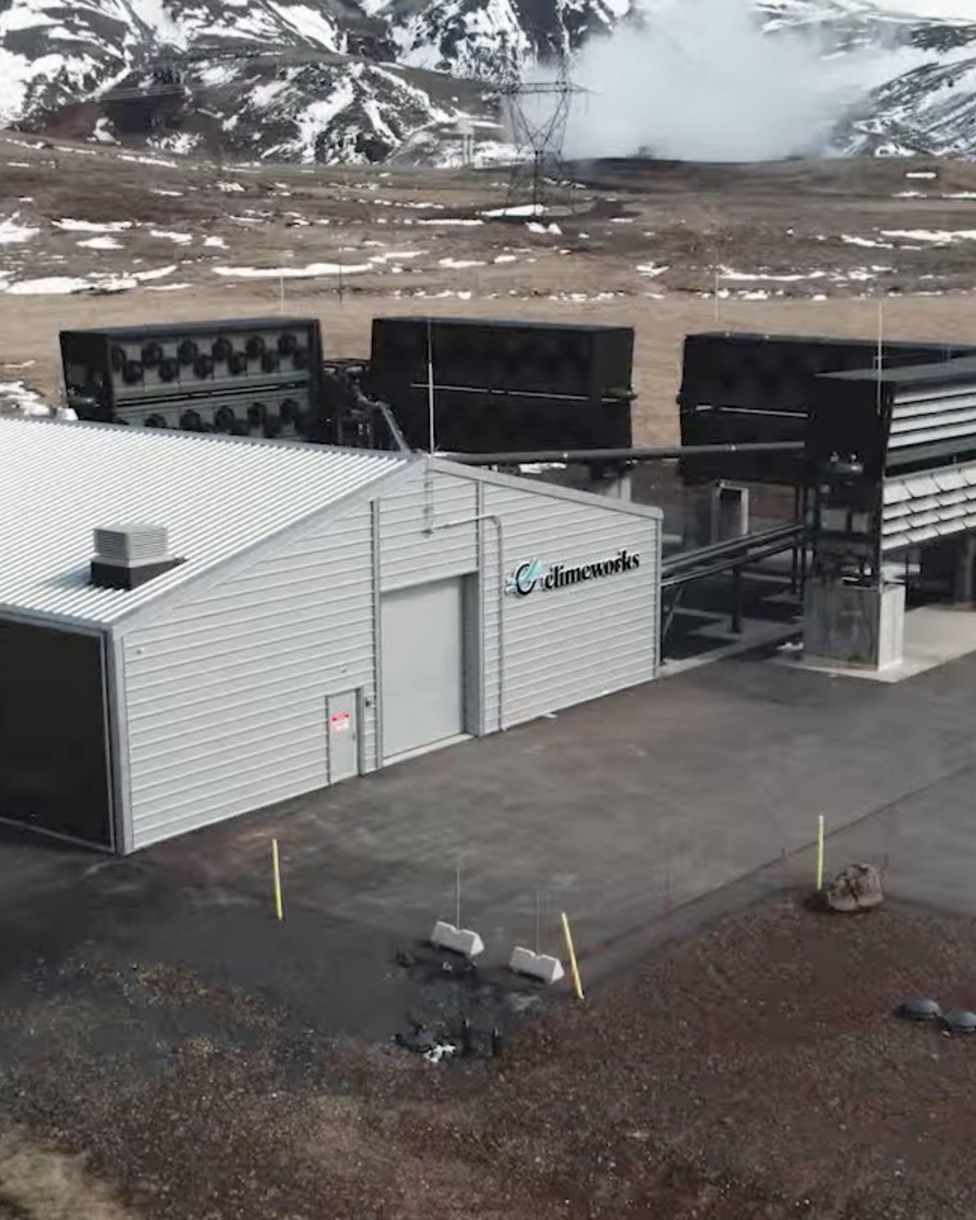 {generated} ClimeWorks設施位於雪山前方，工業級空氣捕集設備融入周圍崎嶇的自然景觀。