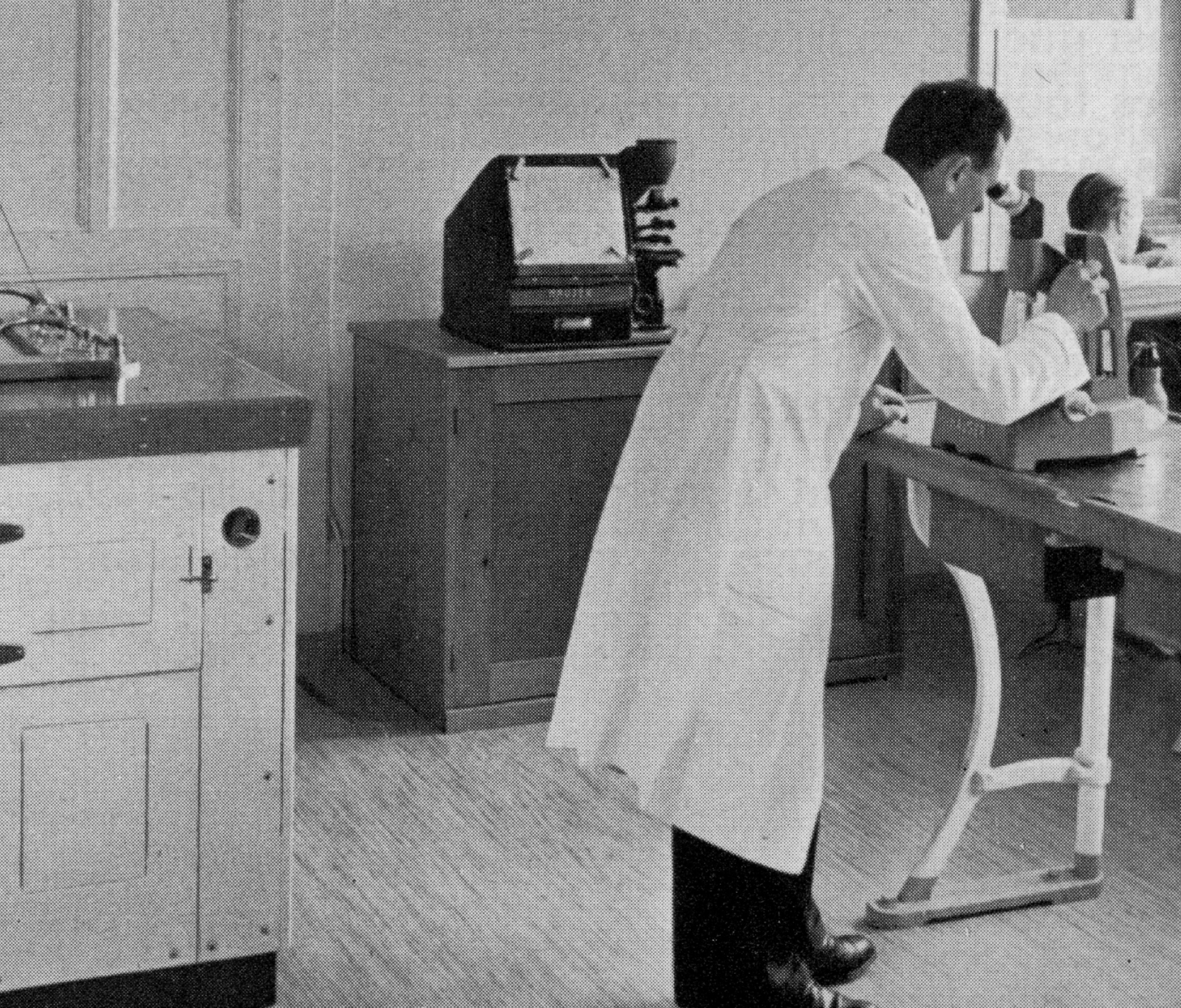 {generated} 身著白袍的技師在工作台檢查精密儀器，展現靜謐工坊中的細緻工藝