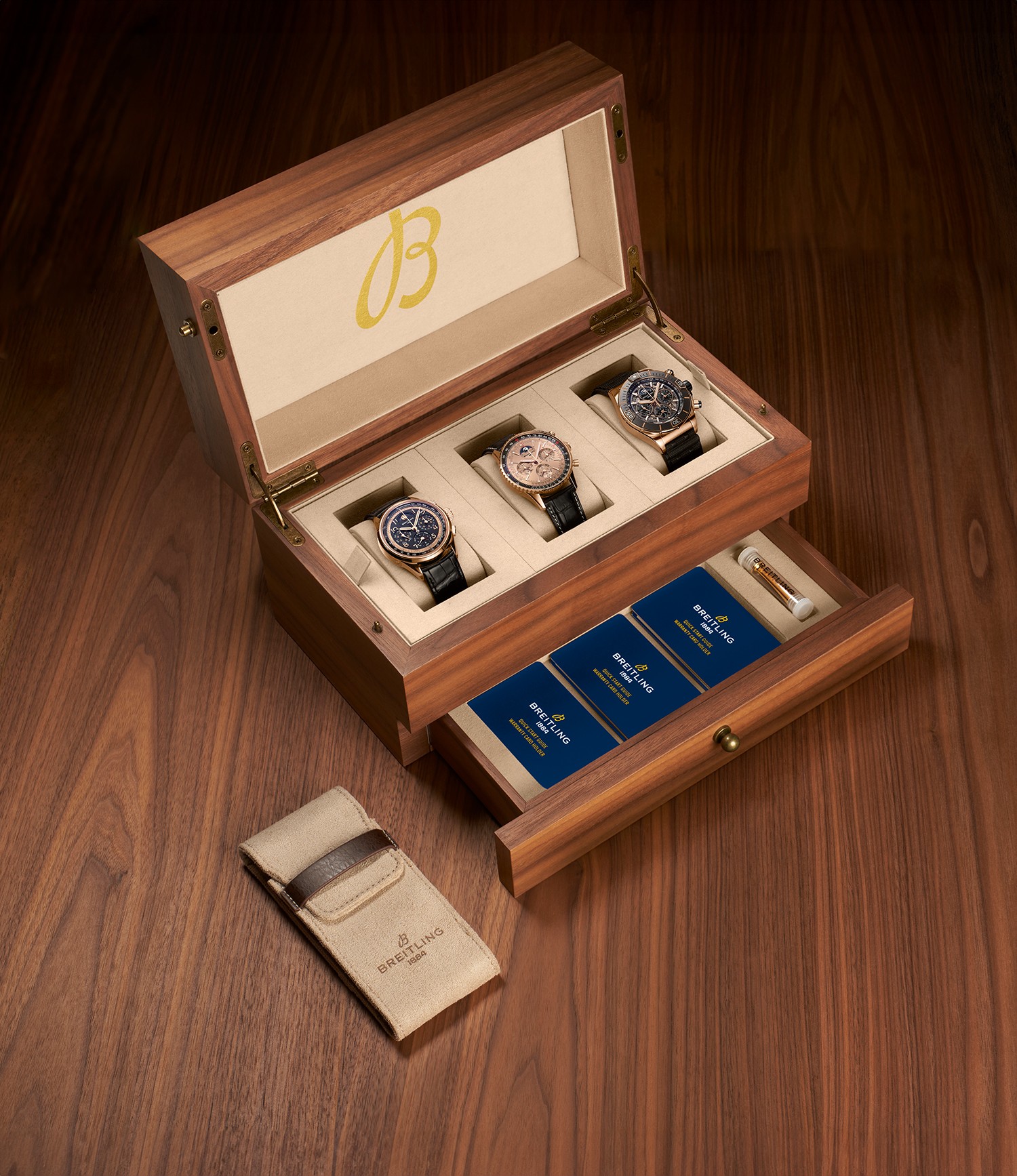 {generated} Breitling限量木製禮盒內呈現三款奢華腕錶，並整齊收納品牌卡片與配件。