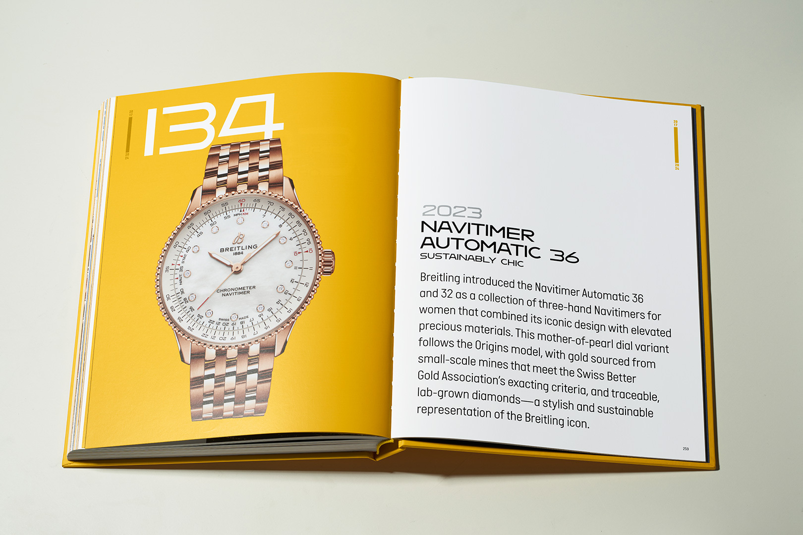 {generated} Livro comemorativo aberto exibindo o Breitling Navitimer Automatic 36 em ouro rosa ao lado de um texto descritivo