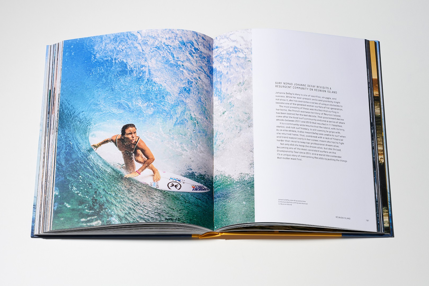 {generated} Ein geöffnetes Surf-Buch mit einer dynamischen Aufnahme eines Surfers in der Welle neben einer Seite mit Text.