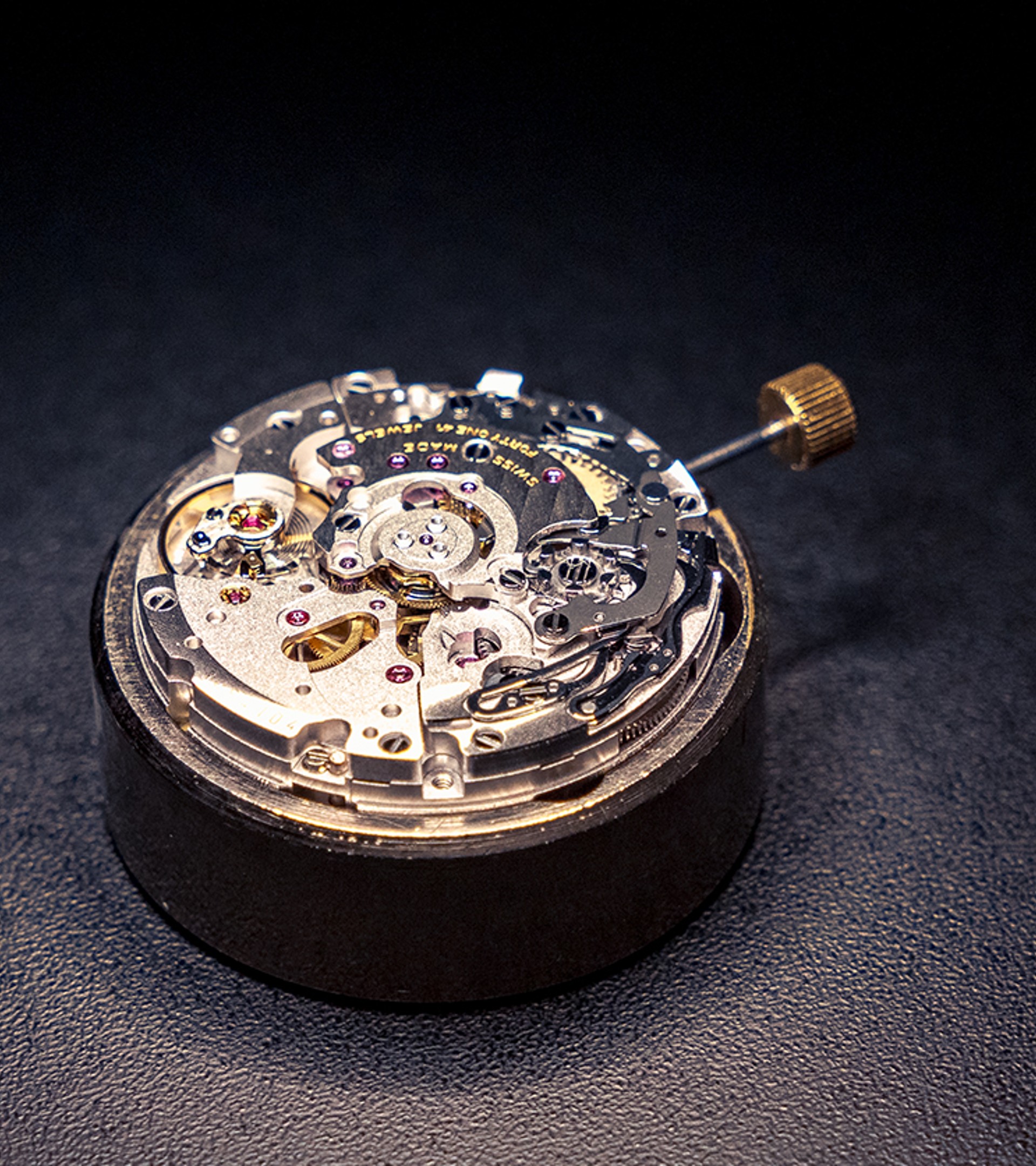 {generated} Mouvement Breitling posé sur une surface sombre, révélant des rouages fins et un savoir‑faire inspiré de Triumph